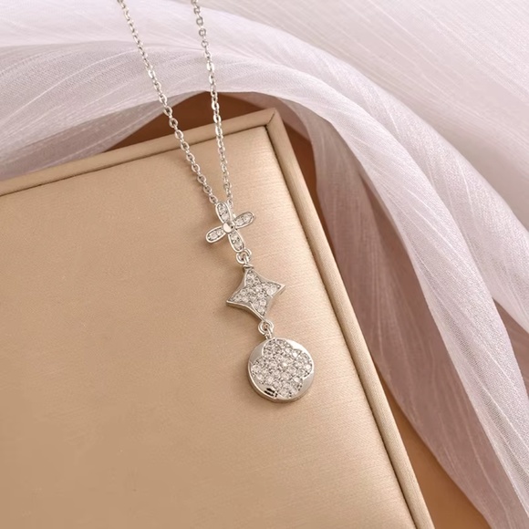 18KT Silver Flour Leaf Clover Cubic Zircon Necklace - Picture 4 of 7